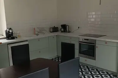 Cuisine ou kitchenette dans l'établissement Maison au centre de Quingey