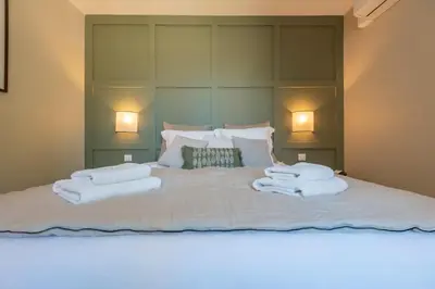 Un ou plusieurs lits dans un hébergement de l'établissement Le Cosy Chic . Proche gare . Centre-ville Mâcon . Neuf . Climatisation . Design . Wifi .