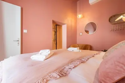 Un ou plusieurs lits dans un hébergement de l'établissement Le vintage . Centre-ville Mâcon . Atypique . Proche gare . Wifi . Climatisation . Confortable .