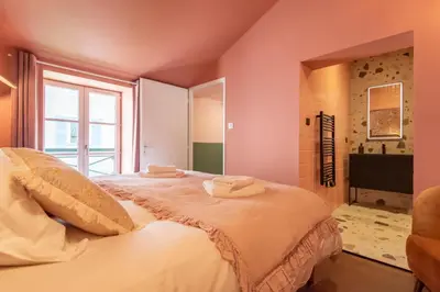 Un ou plusieurs lits dans un hébergement de l'établissement Le vintage . Centre-ville Mâcon . Atypique . Proche gare . Wifi . Climatisation . Confortable .