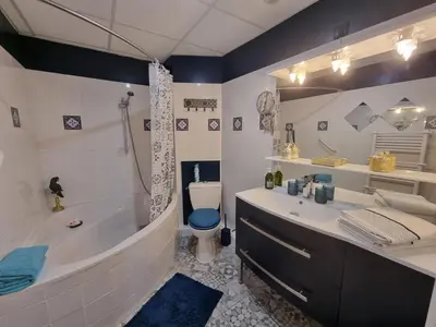 Salle de bains dans l'établissement LE MANOIR- CLUNY