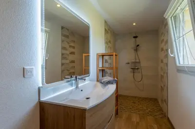 Salle de bains dans l'établissement Gîte Parc des Chamois 3 chambres piscine chauffée