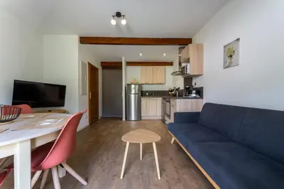 Cuisine ou kitchenette dans l'établissement Gite Arbois 2 pièces Piscine Chauffée