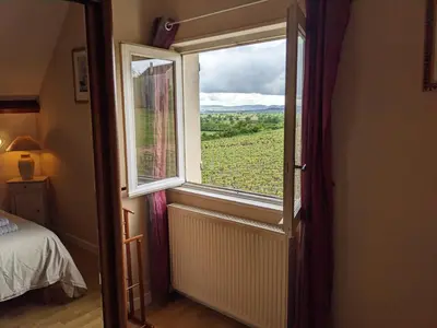 Un ou plusieurs lits dans un hébergement de l'établissement Clos du Château - Grande maison avec piscine privée et vue sur la vallée