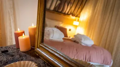 Un ou plusieurs lits dans un hébergement de l'établissement Suite romantique avec spa privé au bord de la rivière Escapade en amoureux en Bourgogne