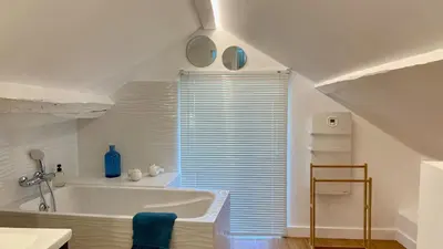 Salle de bains dans l'établissement La petite Maison Messigny