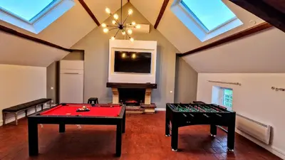 Salle de jeux dans l'établissement La Villa 1848 by Vindihouses - piscine chauffée - sauna - billard - babyfoot