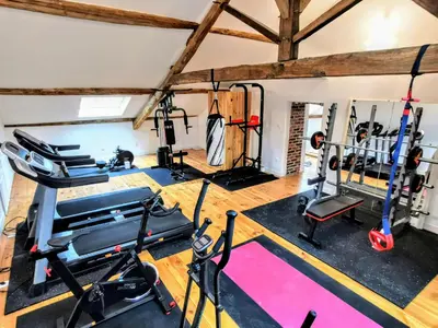 Salle ou équipements de sports de l'établissement Moulin des ducs grand format by Vindihouses - piscine chaffée - escalade - billard - fitness - etc