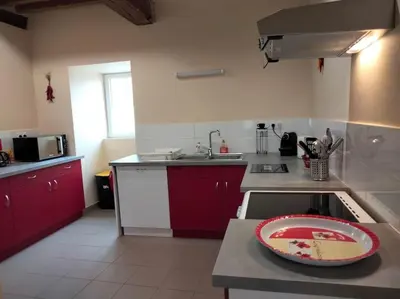 Cuisine ou kitchenette dans l'établissement Gîte de la tour