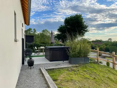 Jardin de l'établissement Gîte des 5 cépages avec jacuzzi 3 étoiles