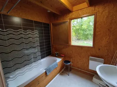 Salle de bains dans l'établissement Gîte Chalet Morvan Bourgogne