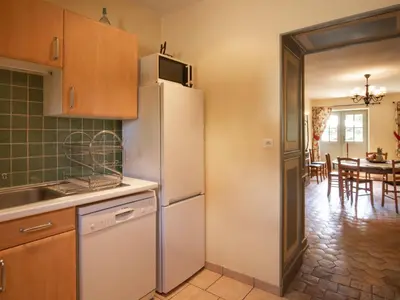 Cuisine ou kitchenette dans l'établissement Holiday Home La Maison du Chateau by Interhome