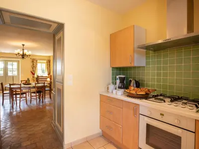 Cuisine ou kitchenette dans l'établissement Holiday Home La Maison du Chateau by Interhome