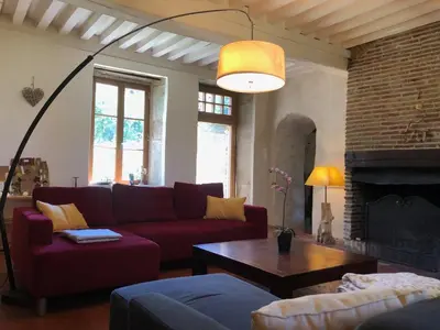 Coin salon dans l'établissement Grande maison familiale, rustique et charmante en Bourgogne, dans le Morvan