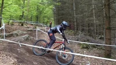 Vélo sur le terrain de l'établissement Les Grillons du Morvan ou dans les environs