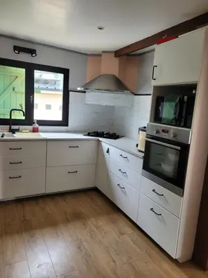 Cuisine ou kitchenette dans l'établissement Maison au bord du canal