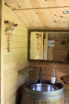 Salle de bains dans l'établissement Tente Trappeur Ada, Au jardin de la Vouivre