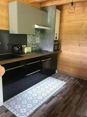 Cuisine ou kitchenette dans l'établissement Forest Jura Lodge - Chalet de la Vache