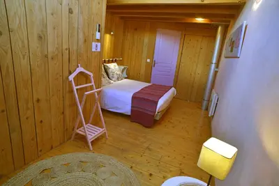 Un ou plusieurs lits dans un hébergement de l'établissement Gite Le Douglas, Vignoble et Reculées du Jura - Avec Sauna