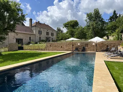 Piscine de l'établissement Clos des Dames de Lancharre - La Maison Des Vignes ou située à proximité