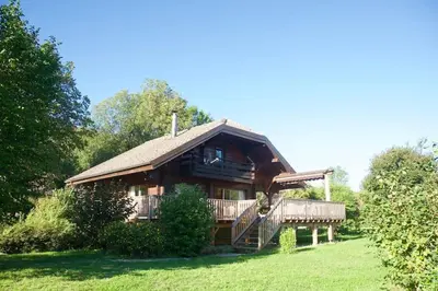 Jardin de l'établissement Chalet de Charme 100m² - Grand jardin - Gite les 4 saisons- Lac de chalain