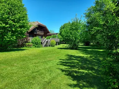 Jardin de l'établissement Chalet de Charme 100m² - Grand jardin - Gite les 4 saisons- Lac de chalain
