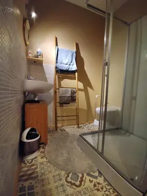 Un ou plusieurs lits dans un hébergement de l'établissement Charmante chambre dans village jurassien