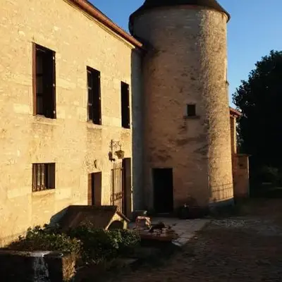 2 CHAMBRES DANS MAISON EN PIERRE ATYPIQUe