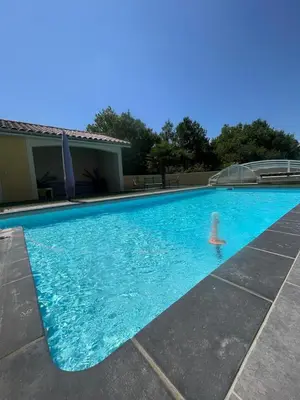 Piscine de l'établissement Chambres d'Hôtes chez Estelle ou située à proximité