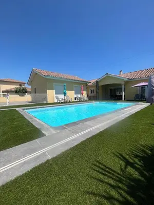 Piscine de l'établissement Chambres d'Hôtes chez Estelle ou située à proximité