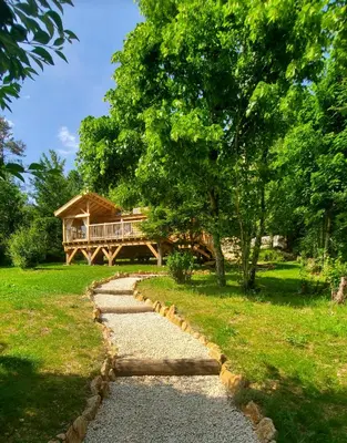 Jardin de l'établissement La Cabane du Domaine des Ecus d'Or