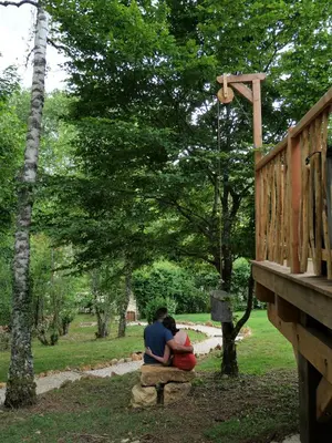 Jardin de l'établissement La Cabane du Domaine des Ecus d'Or