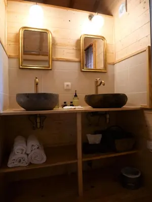 Salle de bains dans l'établissement La Cabane du Domaine des Ecus d'Or