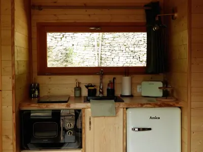 Cuisine ou kitchenette dans l'établissement La Cabane du Domaine des Ecus d'Or