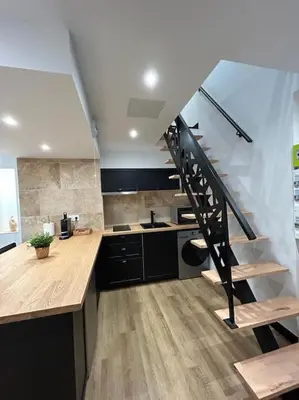 Cuisine ou kitchenette dans l'établissement Le Darcy, grand appartement centre ville Dijon, proche gare
