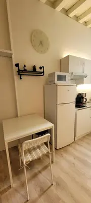 Cuisine ou kitchenette dans l'établissement Des Histoires d'Anges - Côté Ville - 2 meublés classés - Accueil Vélo