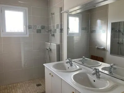 Salle de bains dans l'établissement Belle maison sur la Voie Verte, Mâcon-Cluny, 6 personnes