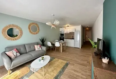 Cuisine ou kitchenette dans l'établissement Confort & style dans ce joli appartement de 44 m2, chambre séparée, PLEIN CENTRE de Dole