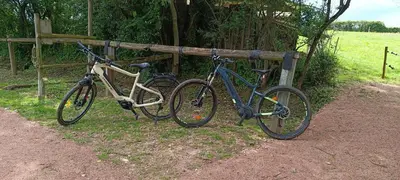 Vélo sur le terrain de l'établissement Le moulin de vaux ou dans les environs