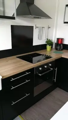 Cuisine ou kitchenette dans l'établissement 555 Appartement calme et climatisé au cœur du village
