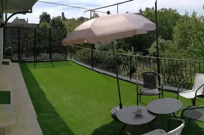 Jardin de l'établissement 555 Appartement calme et climatisé au cœur du village