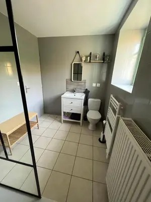 Salle de bains dans l'établissement La maison de Command
