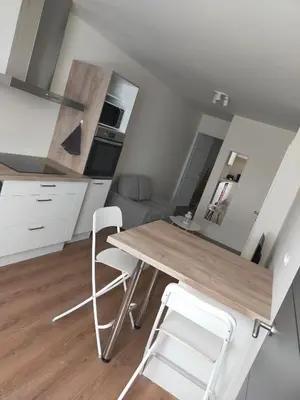 Cuisine ou kitchenette dans l'établissement T2 hyper centre LONS LE SAUNIER
