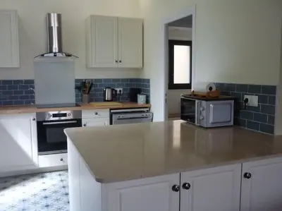 Cuisine ou kitchenette dans l'établissement Le Presbytère - Touillon, jacuzzi, 4 chambres pour 10