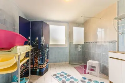 Salle de bains dans l'établissement La Glycine et La Villanelle