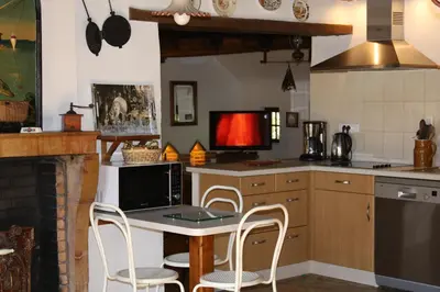Cuisine ou kitchenette dans l'établissement Grand gîte de charme à 10 min de Beaune 11-13 pers