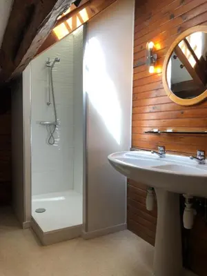 Salle de bains dans l'établissement Grand gîte de charme à 10 min de Beaune 11-13 pers