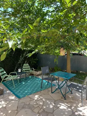 Jardin de l'établissement Maison au pied de la Roche