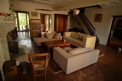 Coin salon dans l'établissement Belle Maison en Bourgogne - Auxois - Morvan
