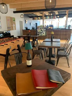 Restaurant ou autre lieu de restauration dans l'établissement La Cuverie de Vosne